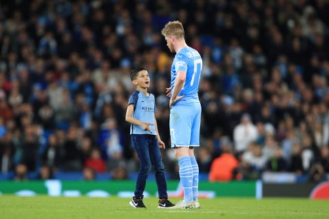 Verstandig! 2 veldbestormers kwamen naar Kevin De Bruyne, maar hij gaf z'n shirt niet