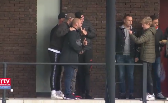 🎥​ | Prachtig: Sneijder neemt alle tijd voor jonge fans die met hem op de foto willen