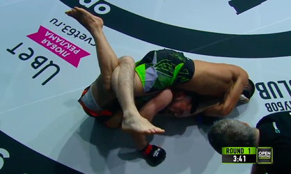 🎥 | MMA-sloper Jalynbekov trekt hamstrings van opponent kapot met Suloev Stretch