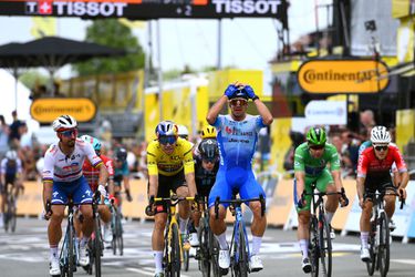 🎥 | Weer Oranje boven in Tour de France! Groenewegen nipt sneller dan Van Aert in massasprint 3e etappe