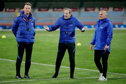 Louis van Gaal door positieve coronatest niet naar loting WK, Danny Blind mag wel