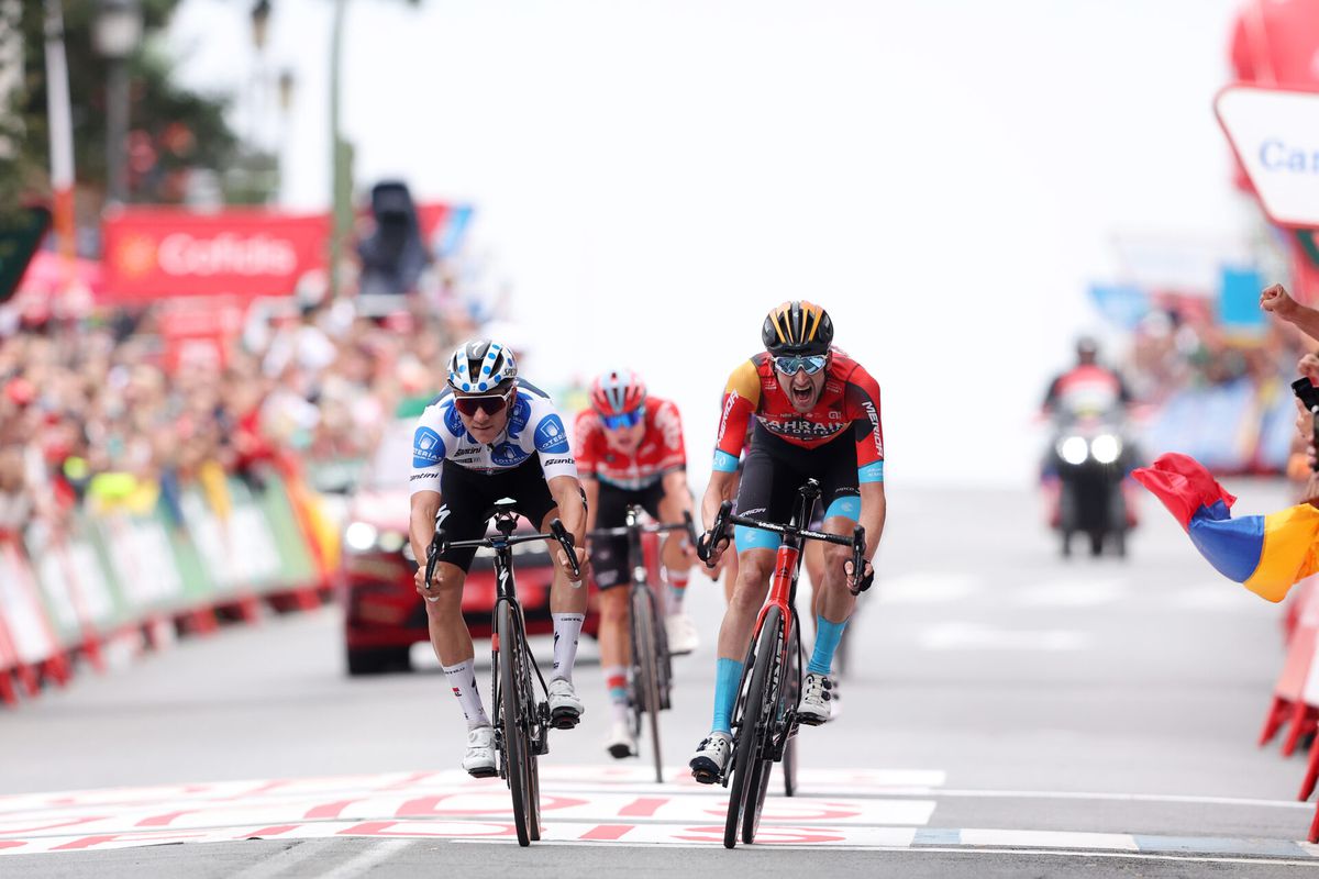 Fantastisch! Wout Poels verslaat Remco Evenepoel en pakt ook in de Vuelta een etappe