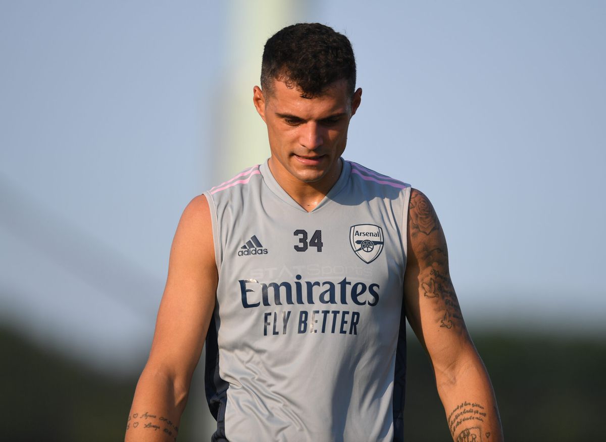 Heeft Xhaka ambities bij Albanese maffia? 'Onderzoek naar dubieuze gele kaart na bizarre bets'