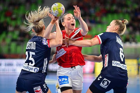 Noorse handbalsters prolongeren EK-titel in superpannende finale tegen Denemarken