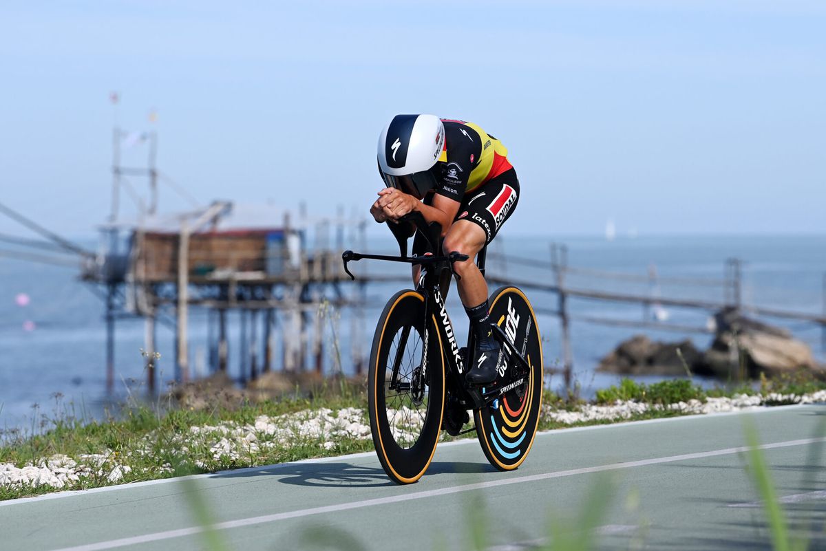 Remco Evenepoel deelt flinke tik uit aan Primoz Roglic: Belg wint met overmacht proloog Giro