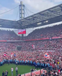 🎥 | Invasie! Köln-supporters vieren plaatsing voor Europees voetbal op het veld