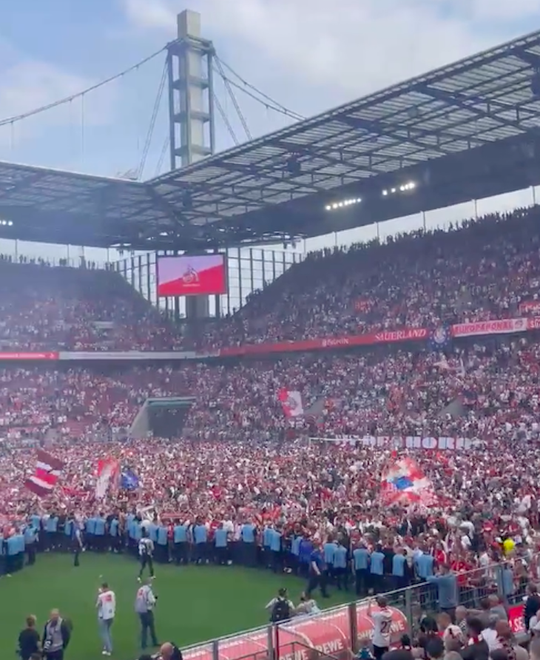 🎥 | Invasie! Köln-supporters vieren plaatsing voor Europees voetbal op het veld