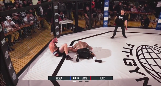 🎥 | Dubbele knockdown-alert! Duitse vechters slaan elkaar tegelijk tegen de vlakte