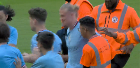 🎥 | Traditiegetrouw: Manchester City-fans bestormen massaal het veld na binnenhalen titel