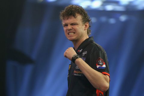 Richard Veenstra maakte het even spannend, maar wint uiteindelijk kwartfinale van Lakeside met 4-2