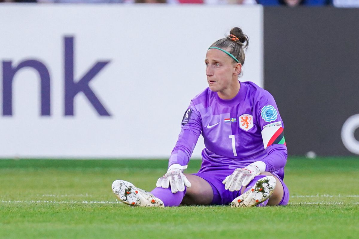 Oranje-keepster Sari van Veenendaal stopt met profvoetbal: 'Ben toe aan andere dingen'