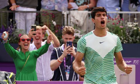 Ready voor Wimbledon? Carlos Alcaraz haalt finale van grastoernooi Queen’s