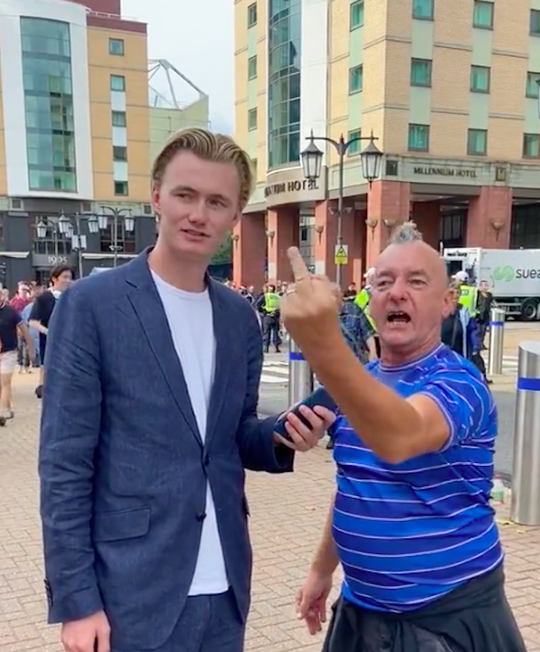 🎥 | Chelsea-fan wil 2 keer op de vuist TIJDENS interview: 'Oprotten man, rukker die je bent'