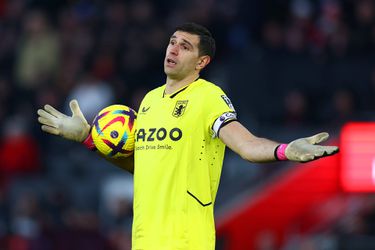 🎥 | Villa-goalie Emi Martínez maakt knullige eigen goal tegen Arsenal