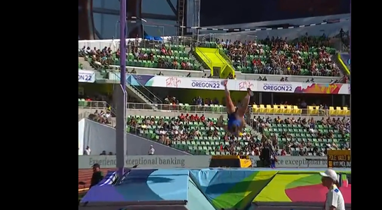 🎥​ | KRAK! Polsstok van Holly Bradshaw breekt: WK atletiek over