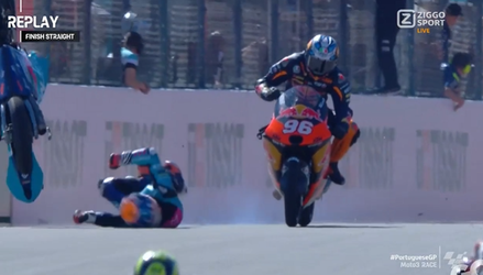 🎥 | Wel blijven opletten! Moto3-rijder klapt vol op winnaar ná de finish