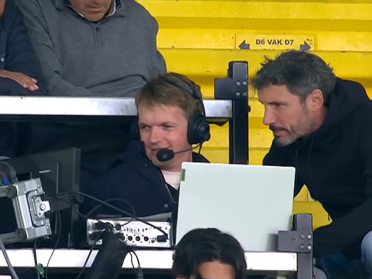 🤣🎥 | Papa van Bommel kijkt bij commentator naar overtreding op zoon: 'Met VAR is het rood'
