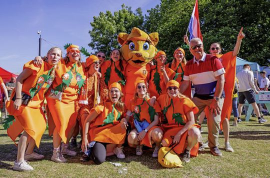 🎥​📸​🧡​ | Oranje boven in Sheffield! Leeuwinnen-fans in wortelpakken deinen heen en weer