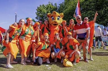 🎥​📸​🧡​ | Oranje boven in Sheffield! Leeuwinnen-fans in wortelpakken deinen heen en weer