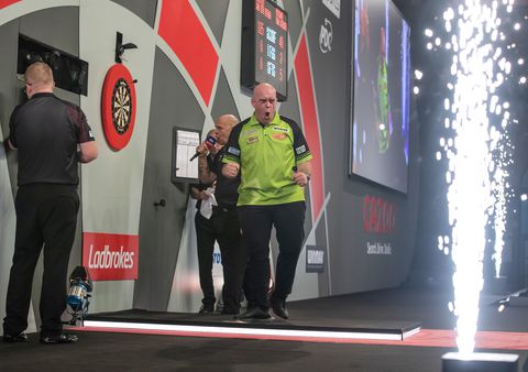 Michael van Gerwen flikte dit WK iets wat alleen Van Barneveld en Taylor ooit presteerden