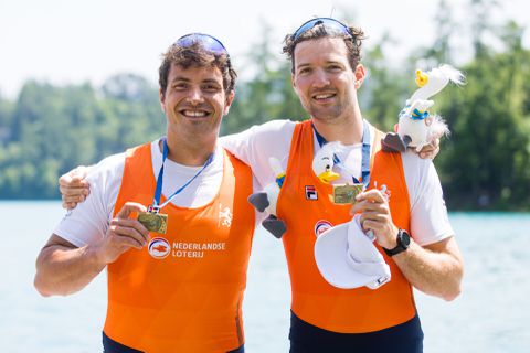 🥇| Nederlandse roeiers harken GOUD binnen: wéér een plak in dubbeltwee