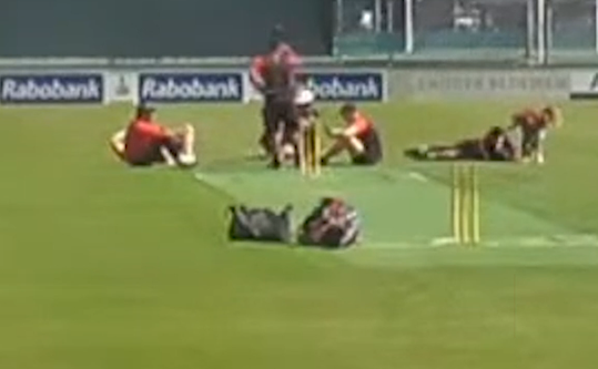 😂🎥 | Foei, Lassie! Hond ziet cricketspeler aan voor pispaal