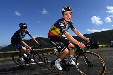 'Remcotada': Remco Evenepoel slaat keihard terug in de Vuelta en pakt etappe en bergtrui