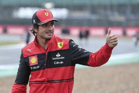 Sensatie op nat Silverstone: 1e pole ooit voor Carlos Sainz, Max Verstappen P2