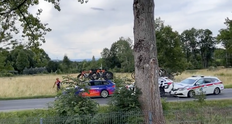 🎥 | Slipcursus in Ronde van Polen gaat fout: auto's botsen op elkaar