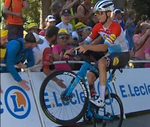 🎥 | Peter Sagan is that you!? Deze Tour-renner rijdt doodleuk met 'wheelie' de berg op