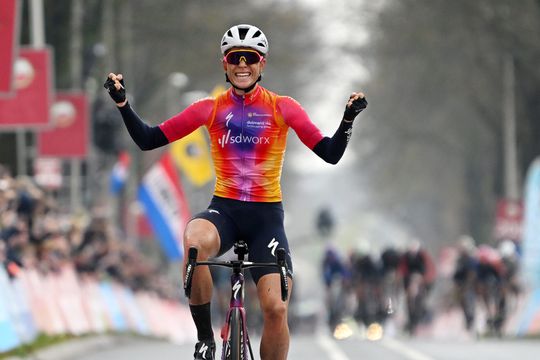 Demi Vollering wint na 2 keer de 2e plaats eindelijk de Amstel Gold Race