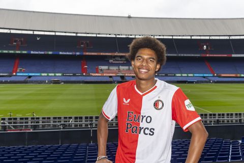 📸 | Kleinzoon Frank de Boer draagt Feyenoord-tenue: 'Is hij nog welkom in de familie?'