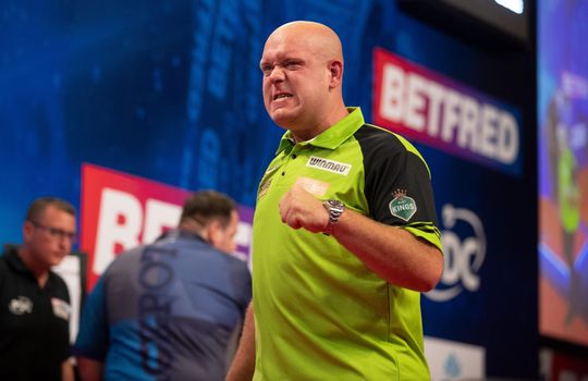 Michael van Gerwen moet heel diep gaan, maar wint wel van Lewis bij World Matchplay