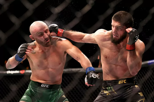 Islam Makhachev behoudt UFC-titel: ‘Mensen zullen me beste vechter te wereld noemen’