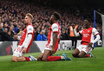 Arsenal doet in doelpuntrijke Londense derby tegen Chelsea goede zaken voor plek 4