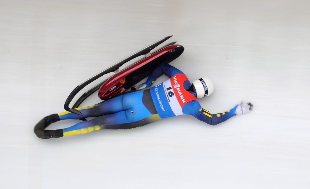 🎥 | Crash tijdens het rodelen: Oekraïner glijdt naast z'n slee over de finish