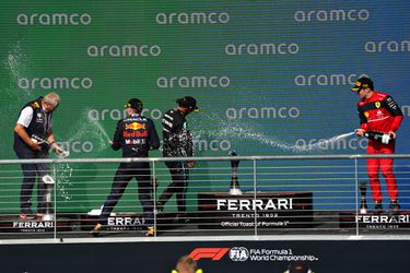 🎥​ | Check hoe Helmut Marko alleen Lewis Hamilton wil raken bij champagnegevecht