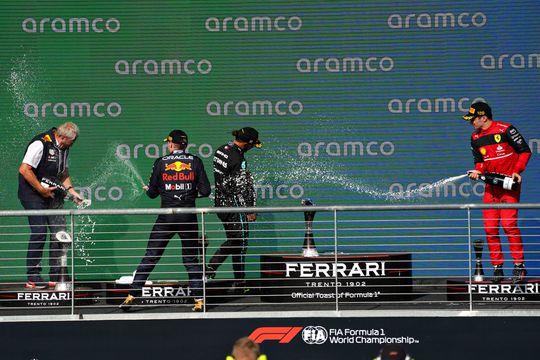 🎥​ | Check hoe Helmut Marko alleen Lewis Hamilton wil raken bij champagnegevecht