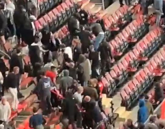 🎥 | Het gaat al gelijk mis: supporters FC Twente en Hammarby hard op de vuist na duel