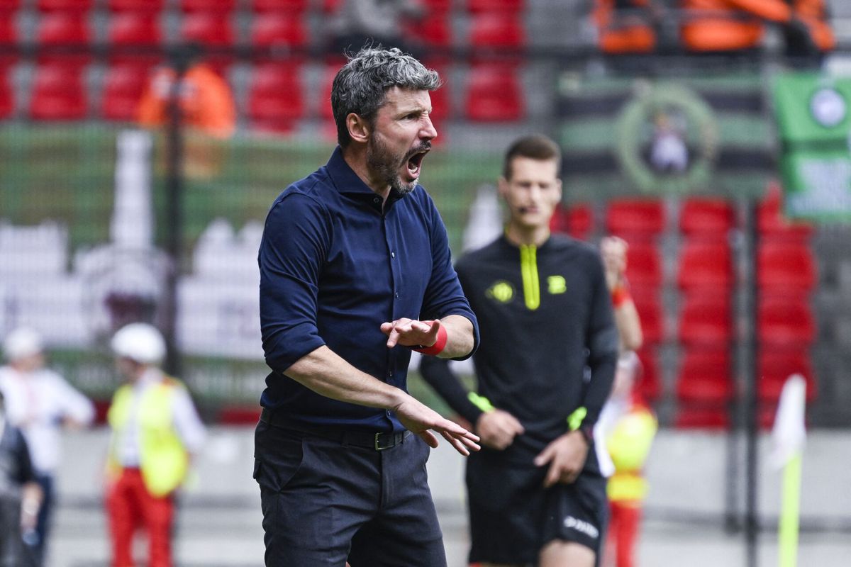 Oude bekende deelt 1e tik van het seizoen uit aan Antwerp van Mark van Bommel