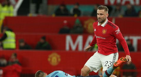 Ten Hag tovert verrassing uit de hoge hoed: Shaw centraal achterin, Malacia ook in de basis