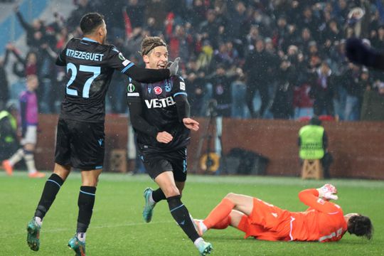 🎥 💥 | Hier komen jij! Trabzonspor-speler wil innig feestvieren, maar doet goalscorer pijn