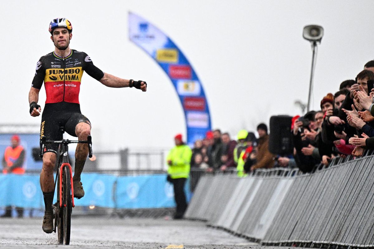 Wout van Aert legt Mathieu van der Poel zijn wil op in Koksijde