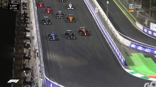 🎥 | Wat gebeurt hier?! Verstappen beunt zichzelf naar P1 na nieuwe herstart, Hamilton naar P3