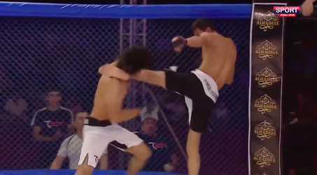 🎥 | Zelden vertoond: MMA-vechter beslist partij met deze 'dubbele headkick'