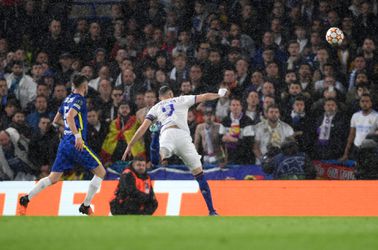 🎥 | Fijn als rode wijn! King Karim Benzema kopt 2 keer achter elkaar heerlijk raak
