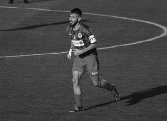 Griekse voetballer (21) overlijdt na hartaanval op veld, 'geen defibrillator en ambulance aanwezig'