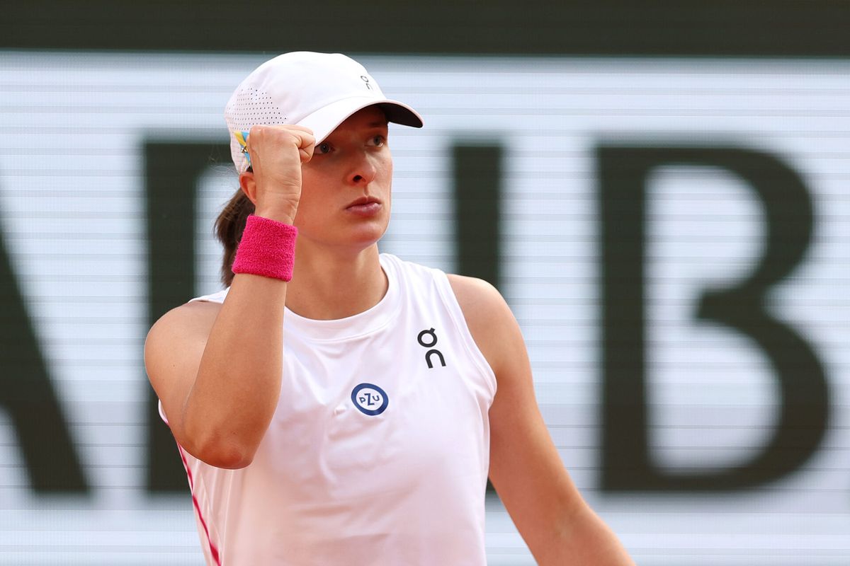 Iga Swiatek zet Beatriz Haddad Maia opzij en staat weer in Roland Garros-finale