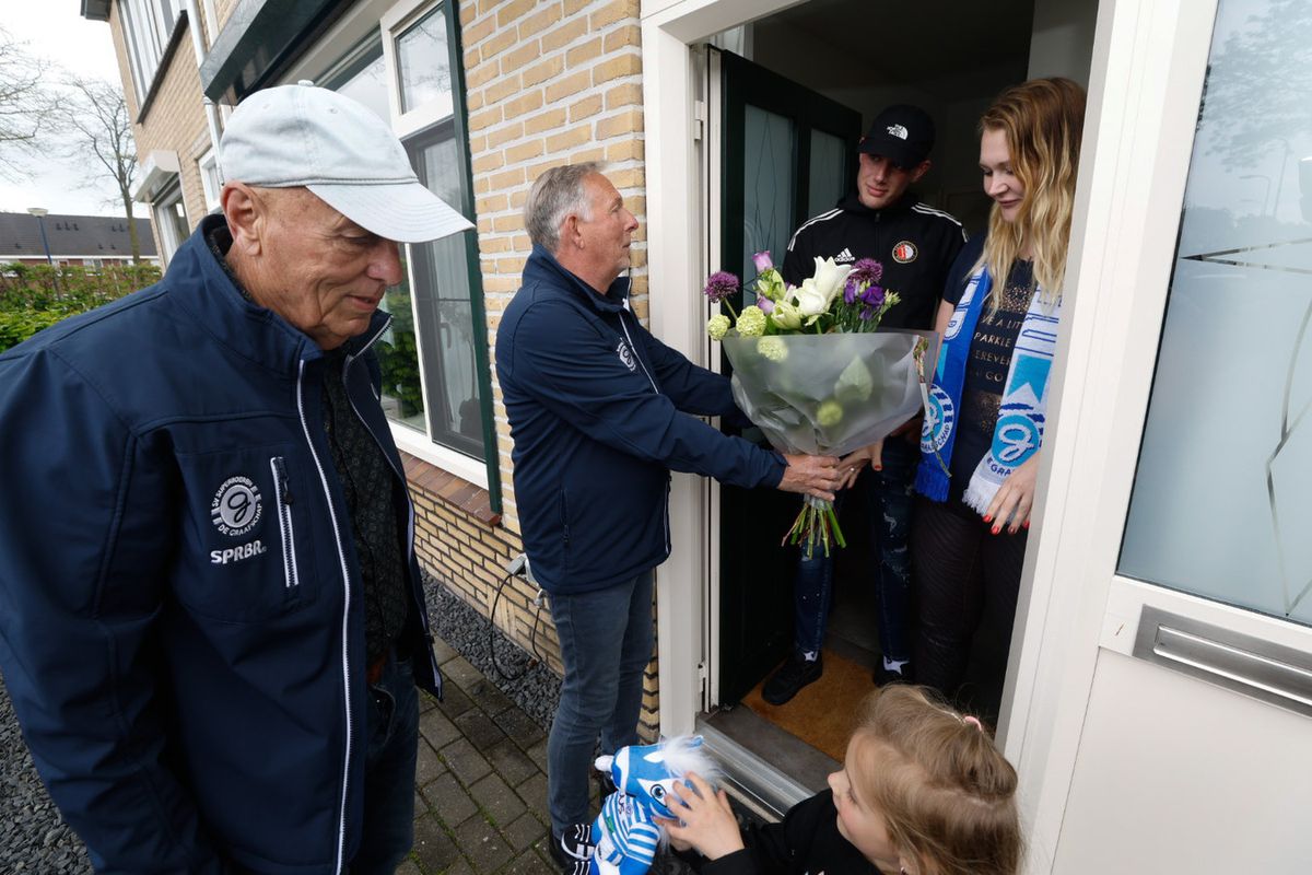 Mooi! Graafschap-supporters geven bloemetje aan mishandelde slachtoffers vanwege Feyenoord-shirt