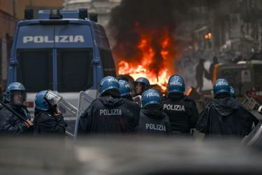 🎥 | Fans van Napoli en Eintracht Frankfurt rellen: politieauto in de fik